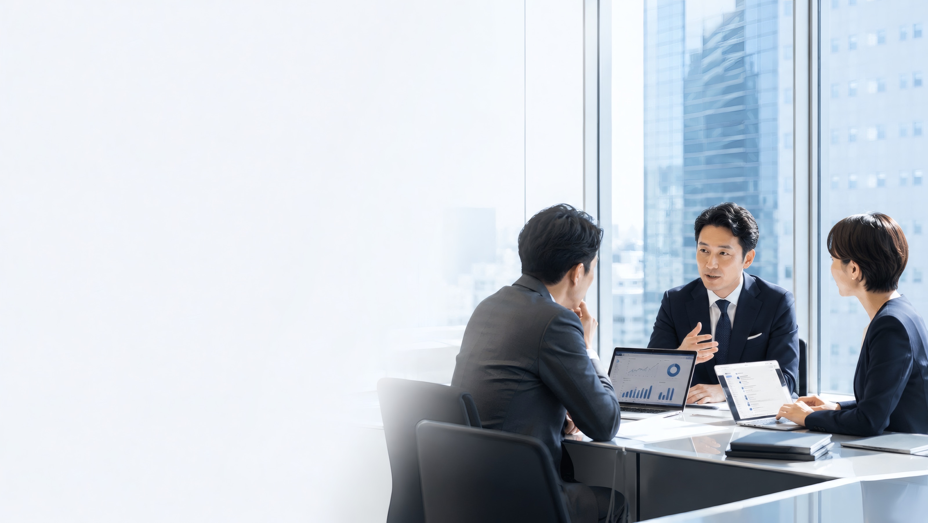 中小企業の経営者とAI活用支援の打ち合わせをするビジネスパーソン
